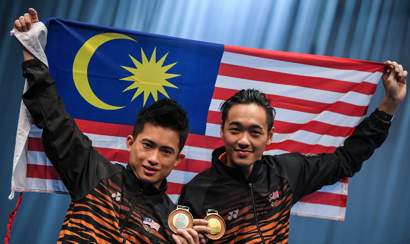 National gold medal wushu athlete Yeap Wai Kin (right) with colleague Wong Weng Son in Qiangshu category of KL2017 SEA Games at Kuala Lumpur Convention Centre, Kuala Lumpur August 21, 2017. u00e2u20acu201d Bernama pic