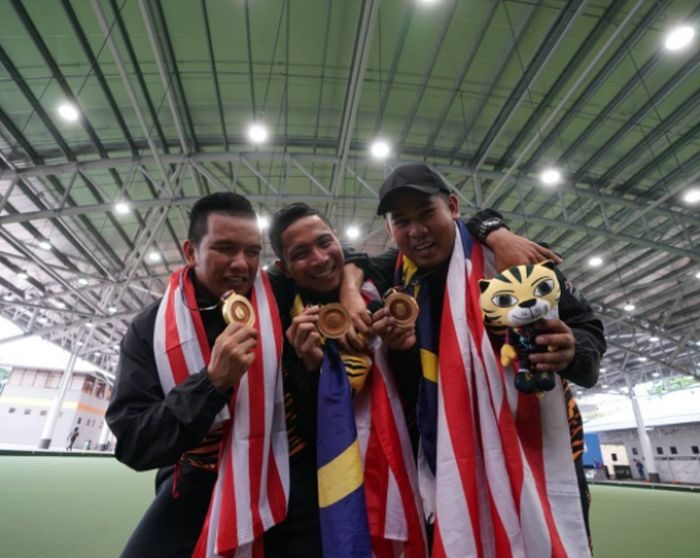Tiga pemain boling padang lelaki bergembira dengan emas masing-masing. u00e2u20acu201d Foto ihsan Twitter/KL 2017