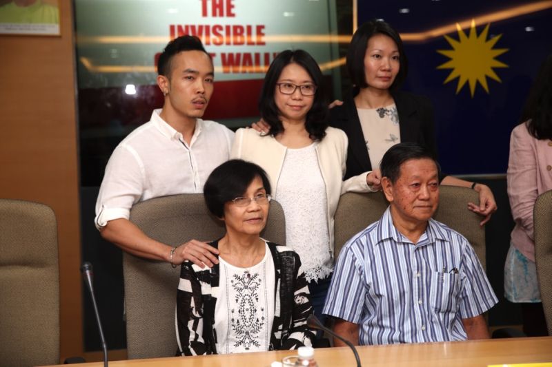 The entire Cheng family has had to sacrifice something and their director cousin Gary Yong. From left to right: Gary Yong, Myra Cheng, Cheng Xu Yang (first row), How Geok Swa, Cheng Jeng Hua (second row). — Picture by Choo Choy May