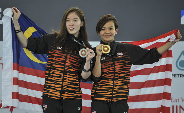 Malaysian divers Cheong Jun Hoong (right) and Jasmine Lai Pui Yee (left) showing off their gold and silver medals after the 1M Springboard Women final during the 29th SEA Games at National Aquatic Centre in Bukit Jalil today. u00e2u20acu201d Bernama pic