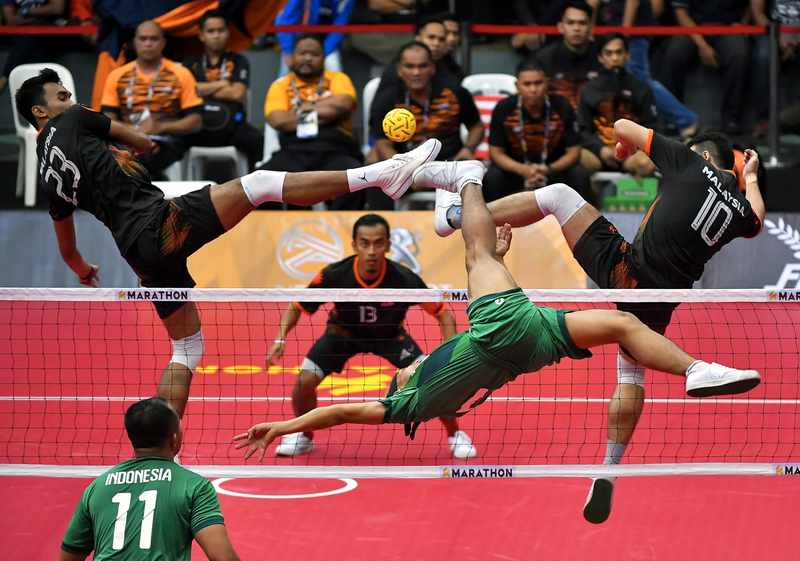 Malaysia's Mohamed Hanafiah Dolah (right) and tekong Mohammad Syahir Mohd Rosdi (left) attempt to block Indonesia's killer smash during SEA Games takraw men's team game 2 match at Titiwangsa Stadium August 18, 2017. u00e2u20acu201d Bernama picn