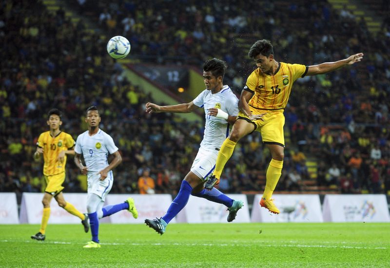 Malaysiau00e2u20acu2122s midfielder Muhammad Irfan Zakaria attempts to stop Bruneiu00e2u20acu2122s Ak Mohd Alimuddin Pg Jamaludinu00e2u20acu2122s run during the Group A match of the 29th SEA Games at the Shah Alam Stadium August 14, 2017. u00e2u20acu201d Bernama pic