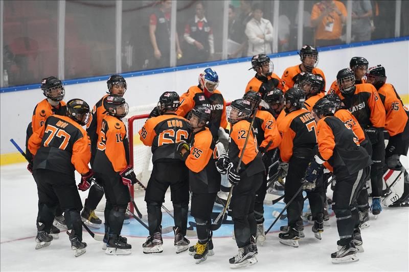 The Malaysian ice hockey team fell to a 4-10 defeat to Thailand during the second round robin match yesterday. u00e2u20acu2022 Picture via Kuala Lumpur 2017 media gallery