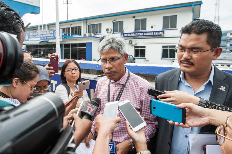 MCMC Head of Enforcement and Investigation Division Datuk Mohd Shafie Harun (left) speaking to reporters at the Kajang District Police Headquarters, August 4, 2017. u00e2u20acu201d Bernama pic