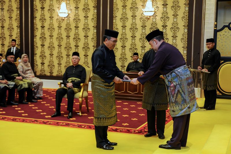 Tan Sri Md Raus Sharif receives his instrument of appointment from Yang di-Pertuan Agong Sultan Muhammad V at Bilik Singgahsana Kecil, Istana Negara in Kuala Lumpur. Picture released August 5, 2017. u00e2u20acu2022 Bernama pic