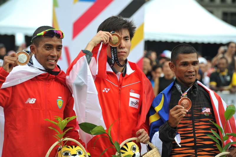 National marathon runner Muhaizar Mohamed (right) shows his SEA Games bronze medal in Putrajaya August 19, 2017. u00e2u20acu201d Bernama pic