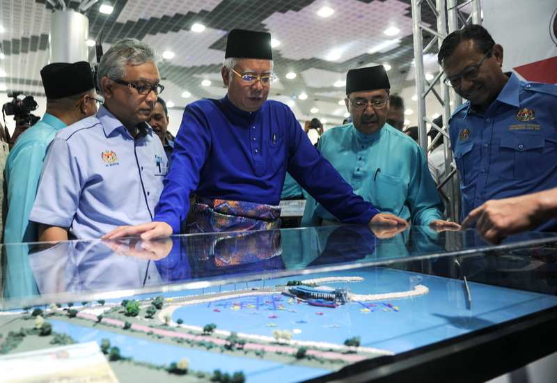 Prime Minister Datuk Seri Najib Razak (centre) looks at the model of the fishermen's jetty at the Mahsuri International Exhibition Centre in Langkawi August 19, 2017. u00e2u20acu201d Bernama pic