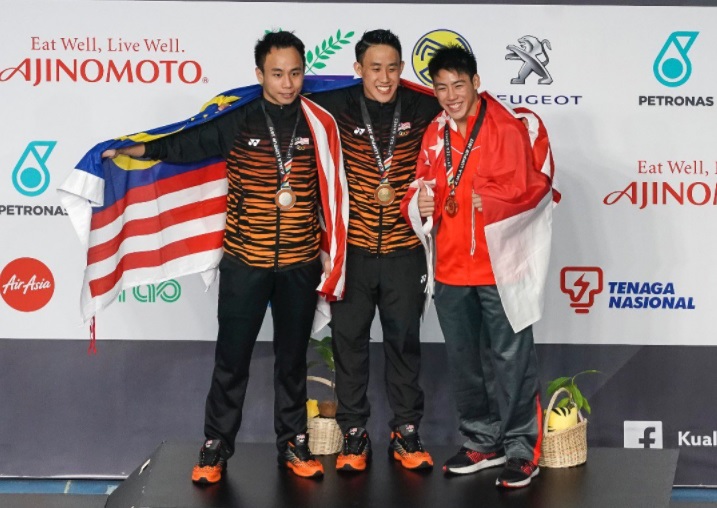 (From left) Malaysiau00e2u20acu2122s Chew Yi Wei and Ooi Tze Liang and Singaporeu00e2u20acu2122s Johnathan Chan with their medals from the menu00e2u20acu2122s 10m platform diving event in Kuala Lumpur August 27, 2017. u00e2u20acu201d Picture via Twitter/KL2017