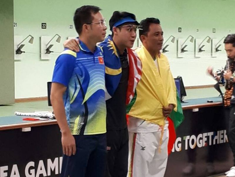 Johnathan Wong Guanjie (tengah) menewaskan pemenang pingat emas Olimpik 2016 dalam acara 10m air pistol lelaki u00e2u20acu201d Foto ihsan Twitter/myTeamMAS 