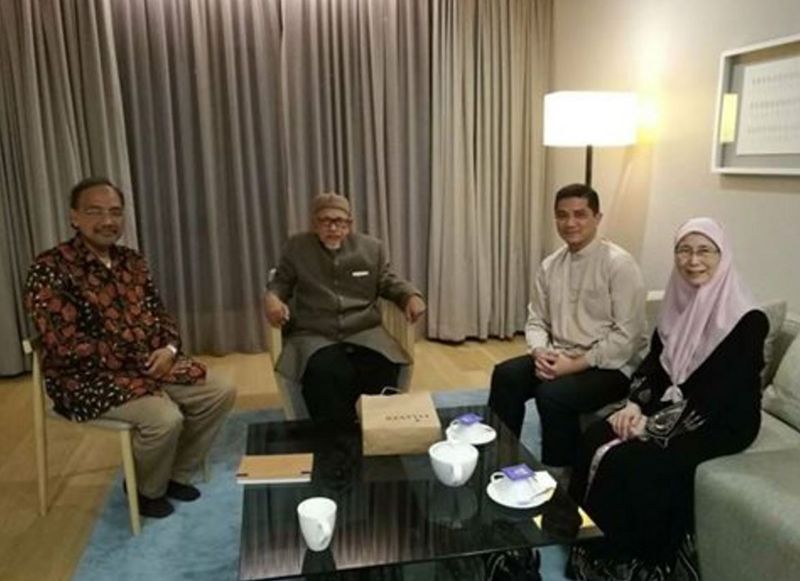 PKR leaders visit Datuk Seri Abdul Hadi Awang who is recuperating from a surgery. u00e2u20acu201d Picture courtesy of Facebook/Datou00e2u20acu2122 Seri Tuan Guru Haji Abdul Hadi Awang