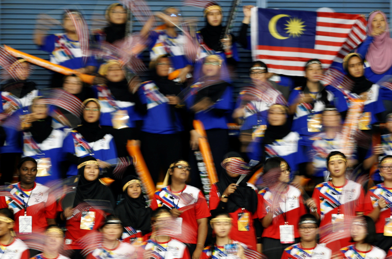 School children cheer for the Malaysian menu00e2u20acu2122s team during the Menu00e2u20acu2122s Sepak Takraw Team Regu at the 29th SEA Games in Kuala Lumpur August 18, 2017. u00e2u20acu201d Reuters pic