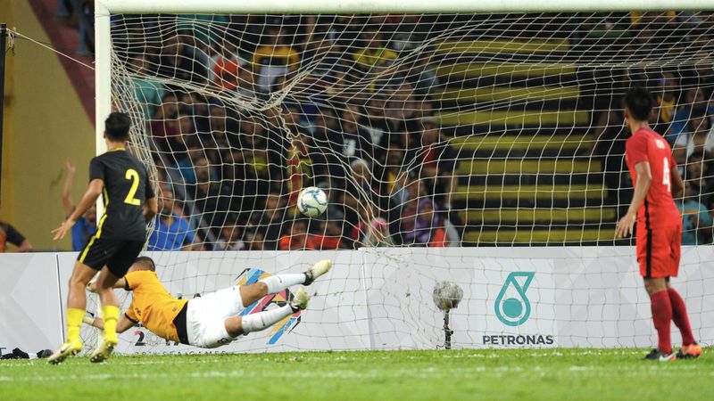 Singaporean goalkeeper Muhammad Zharfan Rohaizad failed to save the shot by Malaysiau00e2u20acu2122s Muhamad Nor Azam Abdul Azih who broke the deadlock during the SEA Games football match at Shah Alam Stadium August 16, 2017. u00e2u20acu201d Bernama pic