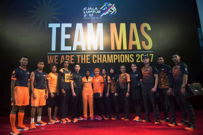 Atlet negara memperagakan jersi rasmi yang akan digunakan pada Sukan SEA Ke-29 selepas Perhimpunan Akhir Kontinjen Malaysia, Sukan SEA malam kelmarin. u00e2u20acu201d Foto Bernama
