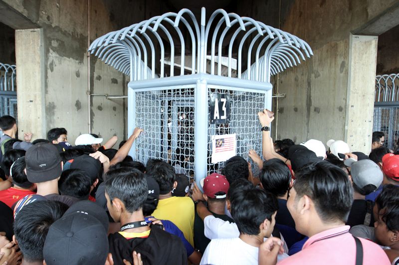 Malaysia football fans are pictured queuing for tickets to the SEA Games final match between Malaysia and Thailand tomorrow at Stadium Shah Alam August 28, 2017. u00e2u20acu2022 Picture by Miera Zulyana Abdul Rahman