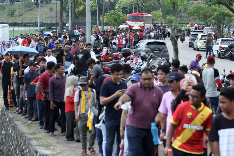 Malaysia football fans are pictured queuing for tickets to the SEA Games final match between Malaysia and Thailand tomorrow at Stadium Shah Alam August 28, 2017. u00e2u20acu2022 Picture by Miera Zulyana Abdul Rahman