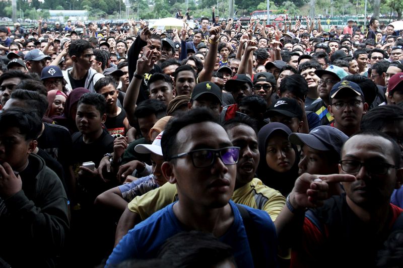 Malaysia football fans are pictured queuing up for tickets to the SEA Games final match between Malaysia and Thailand tomorrow at Stadium Shah Alam on August 28, 2017. u00e2u20acu2022 Picture by Miera Zulyana Abdul Rahman