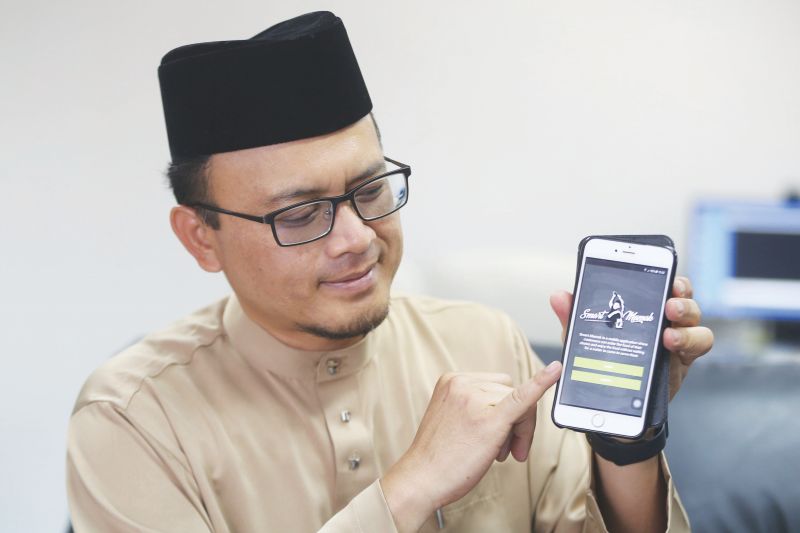 Mohd Ekhwan demonstrates features of the Smart Mamak app. u00e2u20acu201d Malay Mail pic 