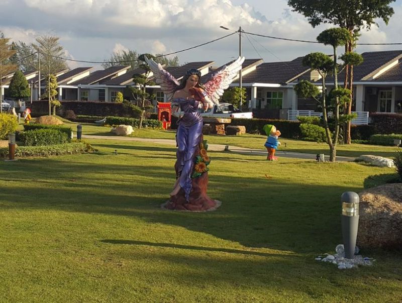 Salah satu patung yang dialihkan dari Taman MBI Desaku di Padang Meha, Kulim. u00e2u20acu201d Foto Jelly Mommy Blog