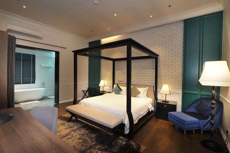 The William suite has its own separate sitting room and a bathroom with a bathtub. — Picture by KE Ooi
