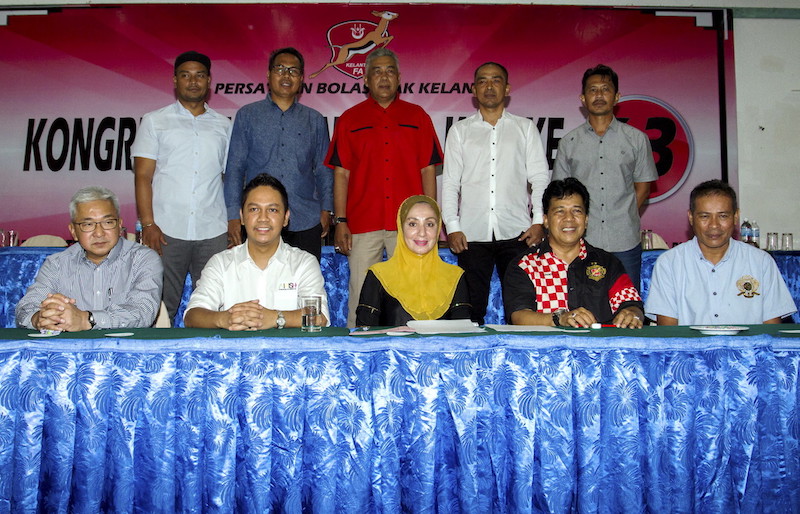 Presiden Kafa yang baru Bibi Ramjani Ilias Khan (duduk tengah) dan timbalan presiden Datuk Seri Afandi Hamzah (duduk dua, kanan) bergambar bersama sebahagian perwakilan selepas memenangi undian pada Mesyuarat Kongres Kafa Kali Ke-63. u00e2u20acu201d Foto Bernama