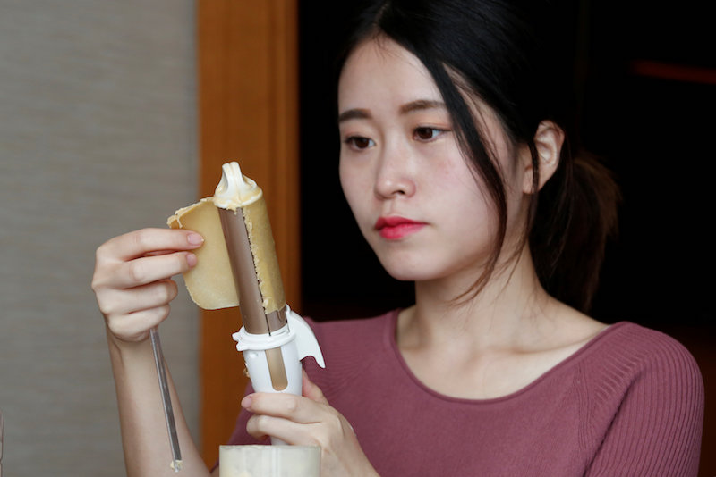 Ms Yeah demonstrates to make an egg roll with a hair curler in Hong Kong September 14, 2017. u00e2u20acu201d Reuters pic