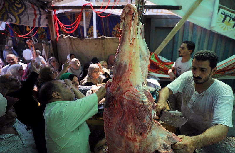 People buy meat at a street market in Cairo, August 24, 2017. u00e2u20acu201d Reuters pic