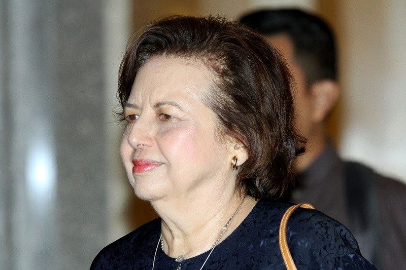 Former governor of Bank Negara Malaysia Tan Sri Zeti Akhtar Aziz (left) arrives at the Court of Appeal in Putrajaya September 6,2017. u00e2u20acu201d Picture by Miera Zulyana 