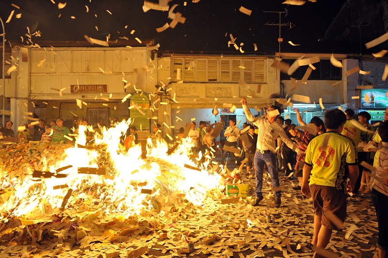 Hell notes are offered in mounts to wandering spirits at the end of a prayer session in Queen Street during the Hungry Ghost Festival in George Town September 8, 2017. u00e2u20acu201d Picture by KE Ooi