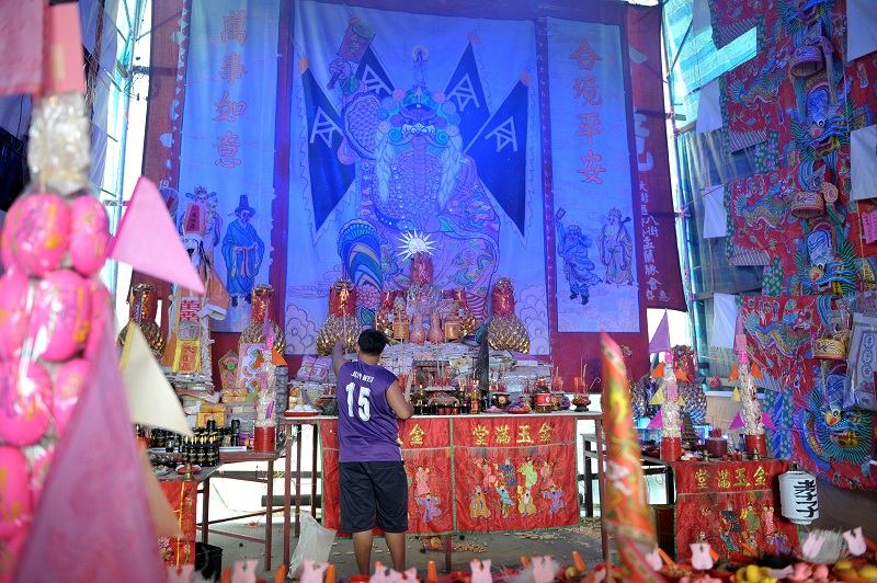 The altar set up to offer prayers to Tai Su Yeah (centre), and his generals Tua Pek (left) and Zhi Pek(right). 