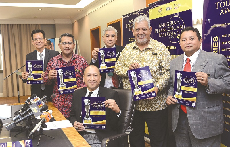 Nazri (seated) with (from left) Rashidi, Ghaffar, ministry deputy secretary-general (management) Datuk Yean Yoke Heng, Tourism Malaysia director-general Datuk Seri Mirza Mohammad Taiyab, and Tourism Malaysia senior director (domestic and events) Datuk Amm