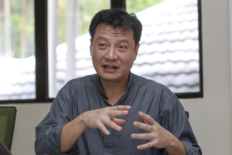 Kenneth Tan explained the importance of the Ladies’ Work Party’s fund-raising efforts. — Picture by Choo Choy May