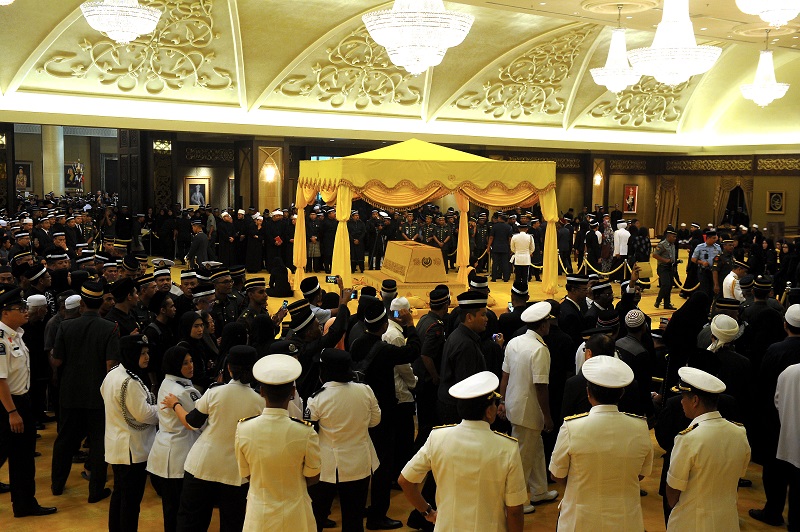 Rakyat jelata hadir bagi memberi penghormatan terakhir kepada jenazah Almarhum Sultan Abdul Halim Muu00e2u20acu2122adzam Shah yang ditempatkan di pantaran di Istana Anak Bukit, 12 Sept 2017 u00e2u20acu201d Foto Bernama