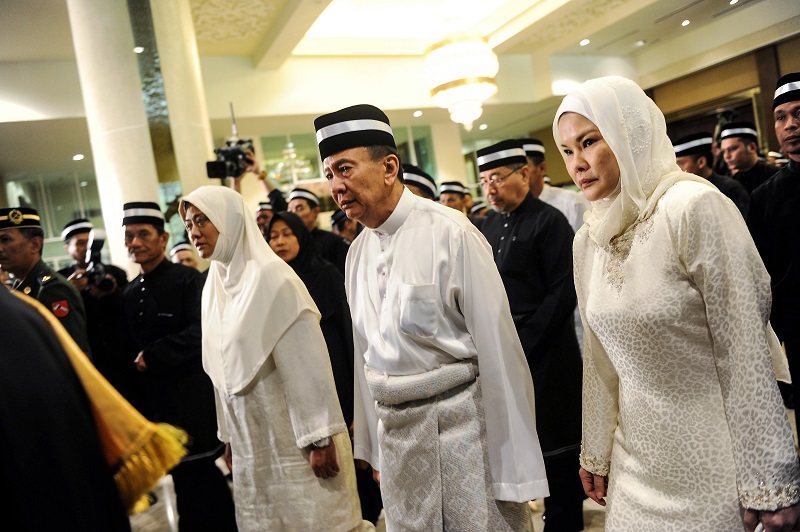 Tunku Sallehuddin Ibni Almarhum Sultan Badlishah (tengah), Tunku Temenggong Kedah dan Tunku Puteri Intan Shafinaz Sultan Abdul Halim (kiri) ketika mengiringi jenazah Almarhum Sultan Kedah, Sultan Abdul Halim Muu00e2u20acu2122adzam Shah. u00e2u20acu201d Foto Bernama