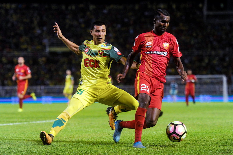 Kedah player Mohd Rizal Ghazali (left) in action against Selangor player Veenod Subramaniam during the Malaysia Cup 2017 quarter-finals match in Stadium Darul Aman in Alor Setar, September 24, 2017. u00e2u20acu201d Bernama pic