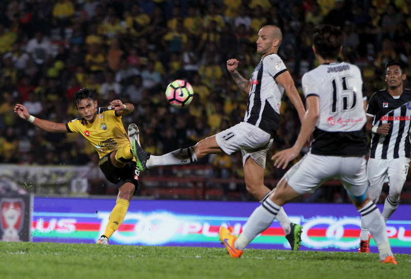 Pemain Perak Mohamad Zaquan Adha Abd Razak (kiri) merembat bola sambil dihadang pemain Pahang Francisco Insa Bohigues (tiga, kanan) pada perlawanan suku akhir kedua Piala Malaysia di Stadium Perak malam tadi. u00e2u20acu2022 Foto Bernama