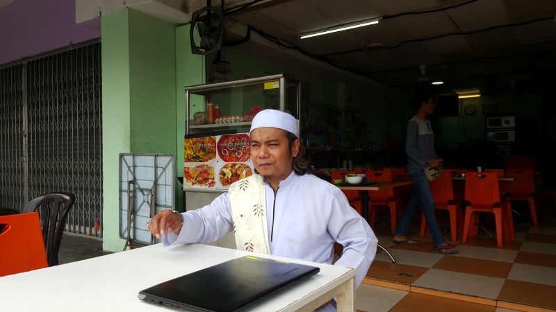 Azrin claimed that his checks with the Petaling Jaya District Office revealed that many convenience store operators in the area including 7-Eleven, 99 Speedmart, and KK Mart are allegedly selling alcohol without a valid permit. — Picture by Azril Annuar