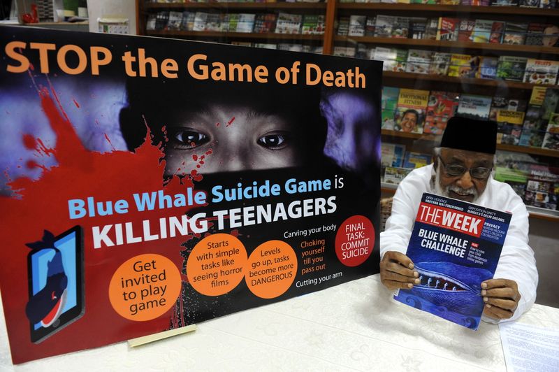 Presiden Persatuan Pengguna Pulau Pinang (CAP) S M Mohamed Idris menunjukkan majalah luar negara yang memaparkan kesan bahayanya permainan Blue Whale semasa sidang akhbar di pejabatnya 7 Sept 2017. u00e2u20acu201d Foto Bernama