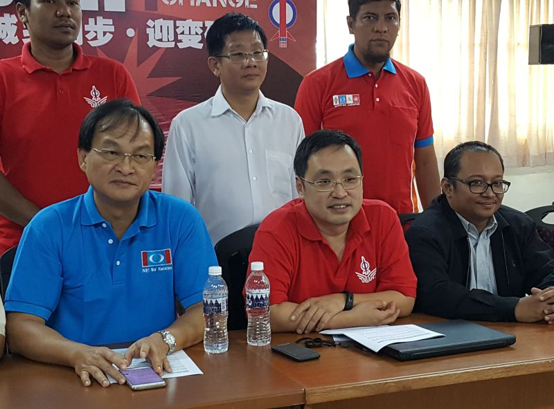 Sarawak PH chairman Chong Chieng Jen is seen flanked by his deputies Baru Bian and Mohamad Fidzhuan Zaidi (right) September 30, 2017. u00e2u20acu201d Picture by Sulok Tawie