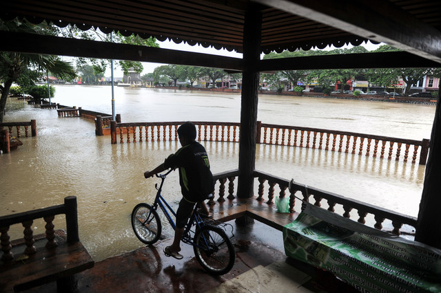 nFlooding is seen in Pekan Cina, due to overflow from Sungai Kedah due to continued rains in Kampung Seberang Perak, Sept 21, 2017. u00e2u20acu201d Bernama picn