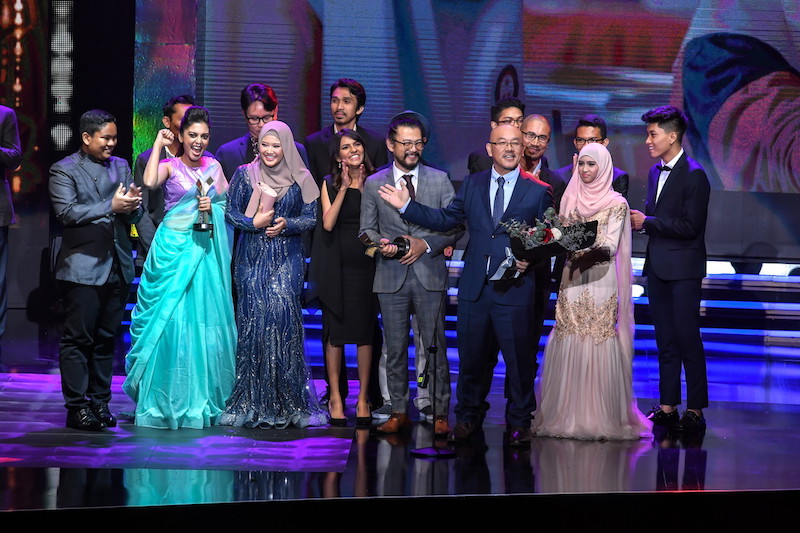 Director Eric Ong gives his acceptance speech after u00e2u20acu02dcAdiwirakuu00e2u20acu2122 won Best Film at the 29th Malaysian Film Festival (FFM29) in Kuala Lumpur September 23, 2017. u00e2u20acu201d Bernama pic