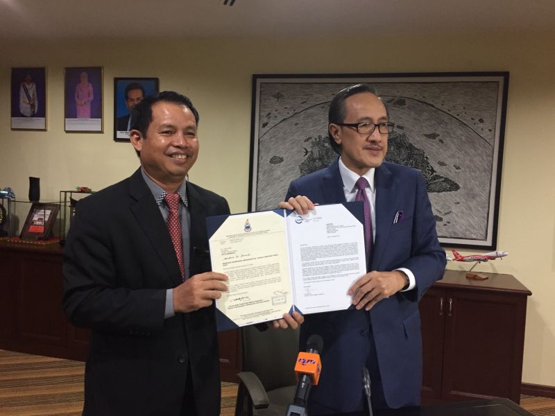 Tourism, Culture and Environment Minister Datuk Masidi Manjun congratulates Jamili (left) on his appointment to the IUCN World Heritage Panel. u00e2u20acu2022 Picture by Julia Chan