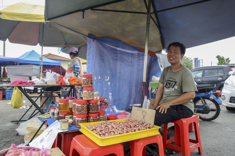 Yong, who sells honey at the morning market in Taman Chi Liung, said he will support DAP regardless if the candidate is Ganabatirau or not. 