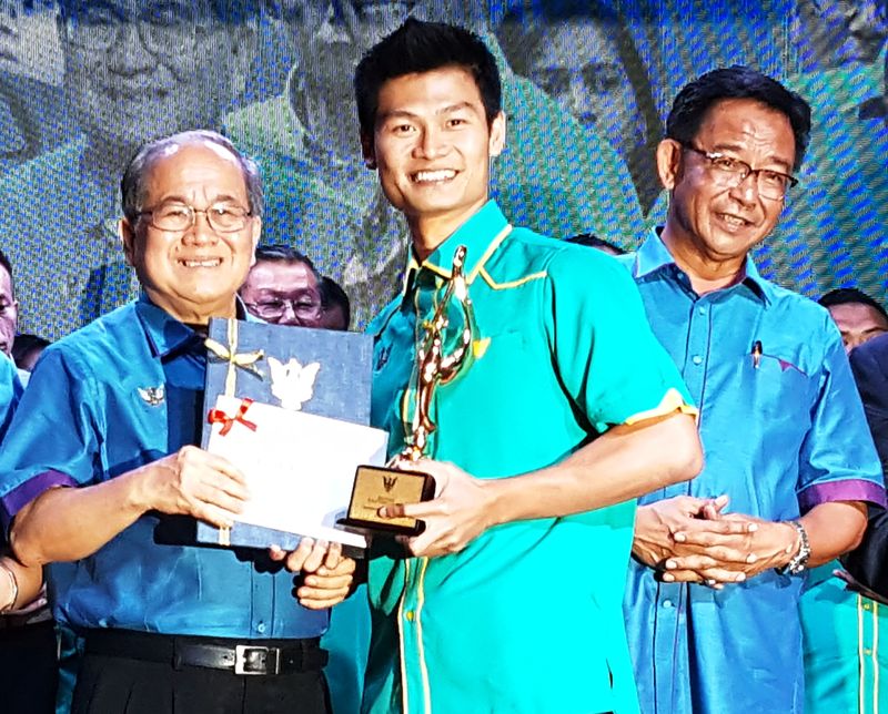 National wushu star Loh Jack Chang (centre) receiving his Sportsman of the Year 2015/2016 award from Deputy Chief Minister Datuk Amar Douglas Uggah Embas, watched by Sports Minister Datuk Abdul Karim Rahman Hamzah (right), September 3, 2017. u00e2u20acu201d Picture b