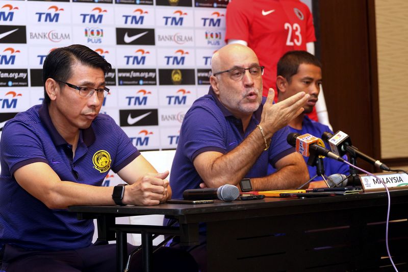 Ketua jurulatih pasukan Malaysia Nelo Vingada (tengah) menjawab pertanyaan pemberita pada sidang media di Bandar Hilir, Melaka. 4 September 2017. Turut sama Pembantu Ketua Jurulatih Tan Cheng Hoe (kiri). Foto Bernama