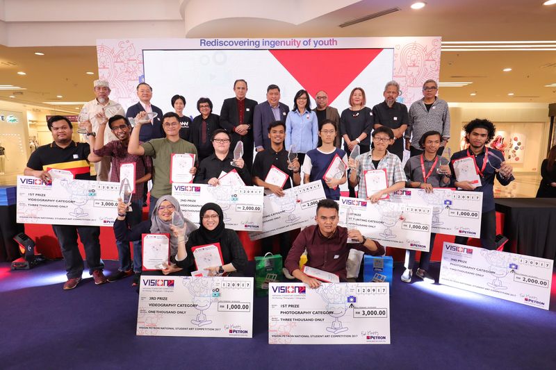 A group photo of all winners together with judges and Petron representatives.