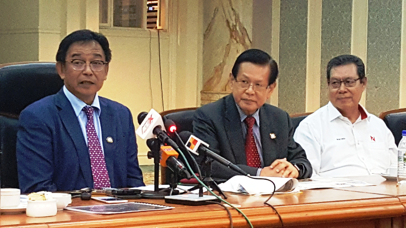 Sarawak Tourism, Arts, Culture, Youth and Sports Minister Datuk Abdul Karim Rahman Hamzah with assistant minister Datuk Lee Kim Shin and Petra Energy Berhad chairman Tan Sri Sulong Matjeraie at a press conference September 28, 2017. u00e2u20acu201d Picture by Sulok T