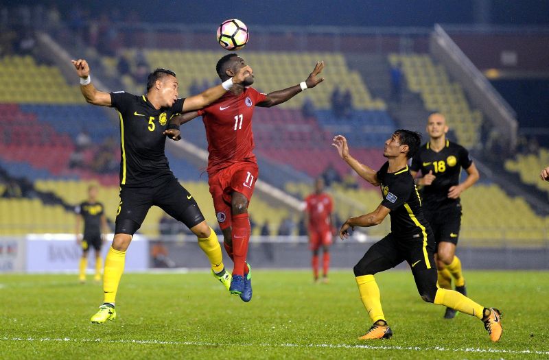 Pemain Malaysia Shahrom Kalam (kiri) mengekang kemaraan penyerang Hong Kong Alexander Oluwatayo pada kelayakan Piala Asia 2019 di Stadium Hang Jebat malam tadi. u00e2u20acu201d Foto Bernama