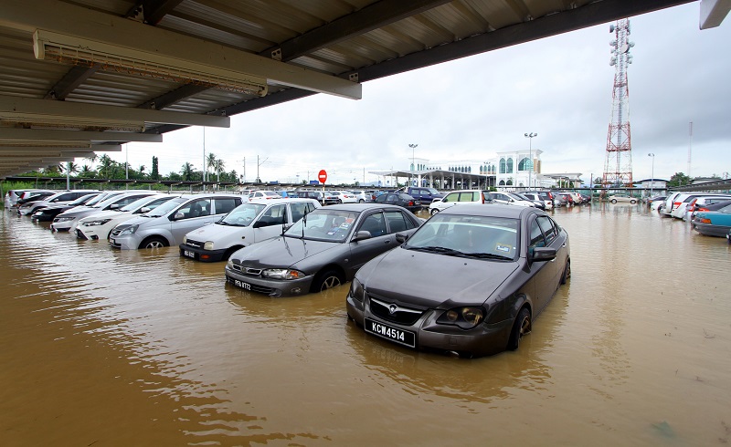 Tempat parkir awam di Stesen Keretapi Diraja Arau ditenggelami air ekoran hujan berterusan sejak dua hari lepas. u00e2u20acu201d Foto Bernama