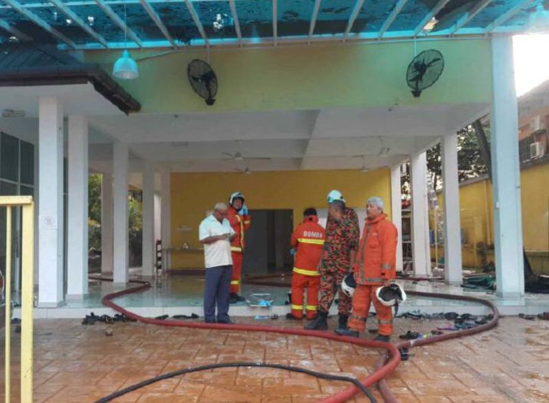 Rescue workers at the Darul Quran Ittifaqiyah religious school in Kuala Lumpur after a fire broke out in the wee hours of the morning, September 14, 2017. u00e2u20acu2022 Reuters pic
