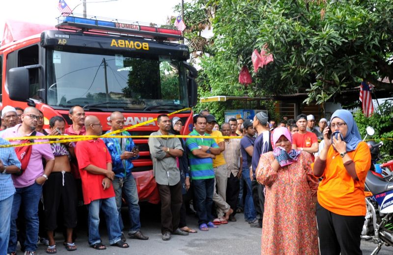 A crowd gathers outside the Darul Quran Ittifaqiyah religious school in Kuala Lumpur September 14, 2017. u00e2u20acu201d Bernama pic